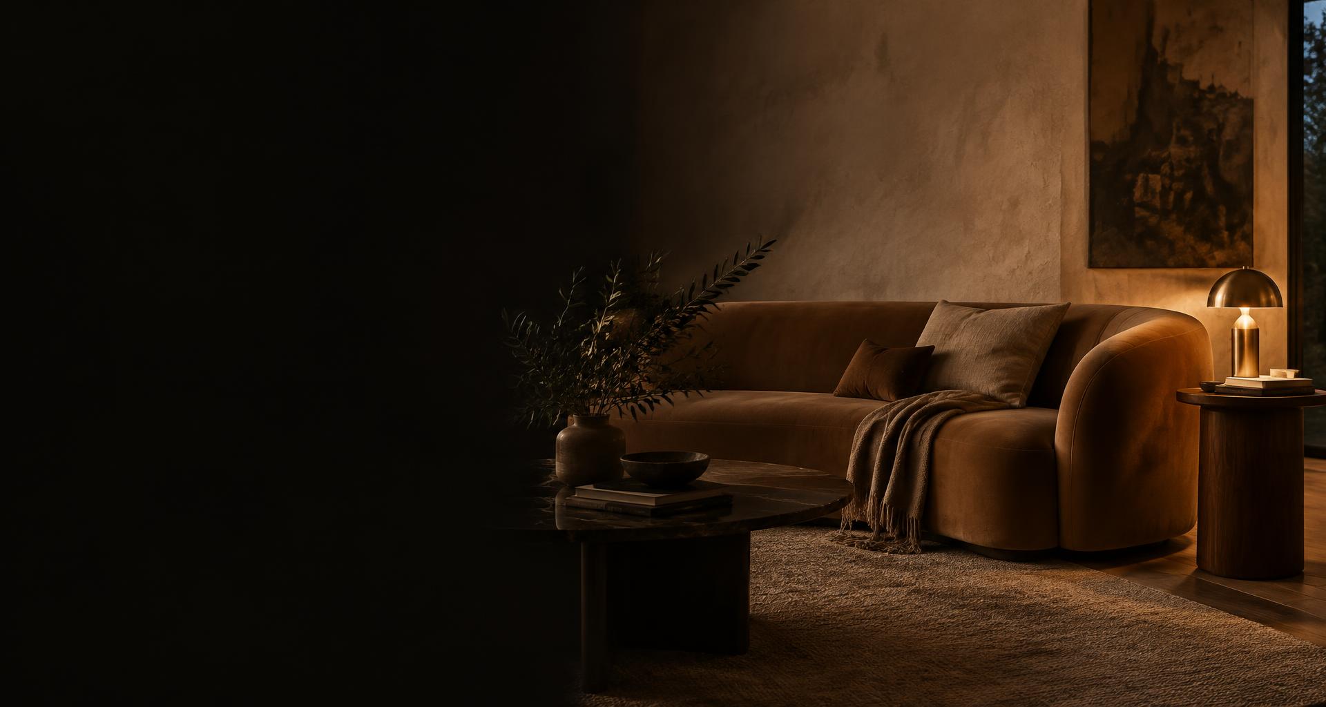 Une lampe dorée illumine un salon à la tombée du soir
